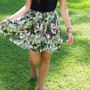 SKIRT SIZE S JUNIOR DELIA'S FLARE FLORAL PRINT PULL ON ELASTISIZED WAIST